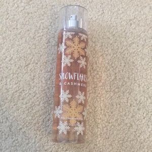 Snowflakes & cashmere bath & body works spray